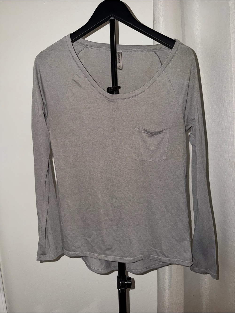 Fabletics Top S Small Gray Long Sleeve V-Neck Pocket Athleisure Casual Basic